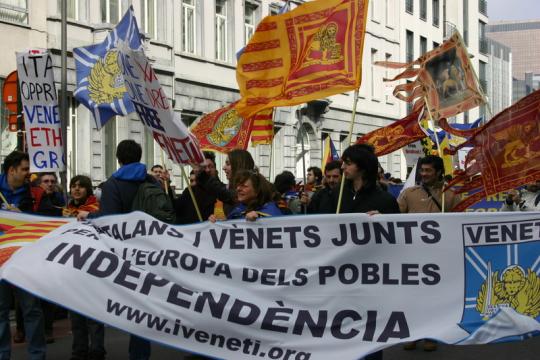 Oltre 10.000 Catalani e tanti Veneti, Scosexi, Baski, Tirolexi, Fiaminghi e tanti altri a Bruxelles in manifestasion pa l'Indipandensa brussels-7-3-09