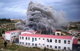 invasori dal Nord Africa incendiano centro accoglienza a Lampedusa
